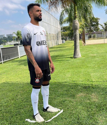 Vaza imagem de Raniele com o novo uniforme do Corinthians