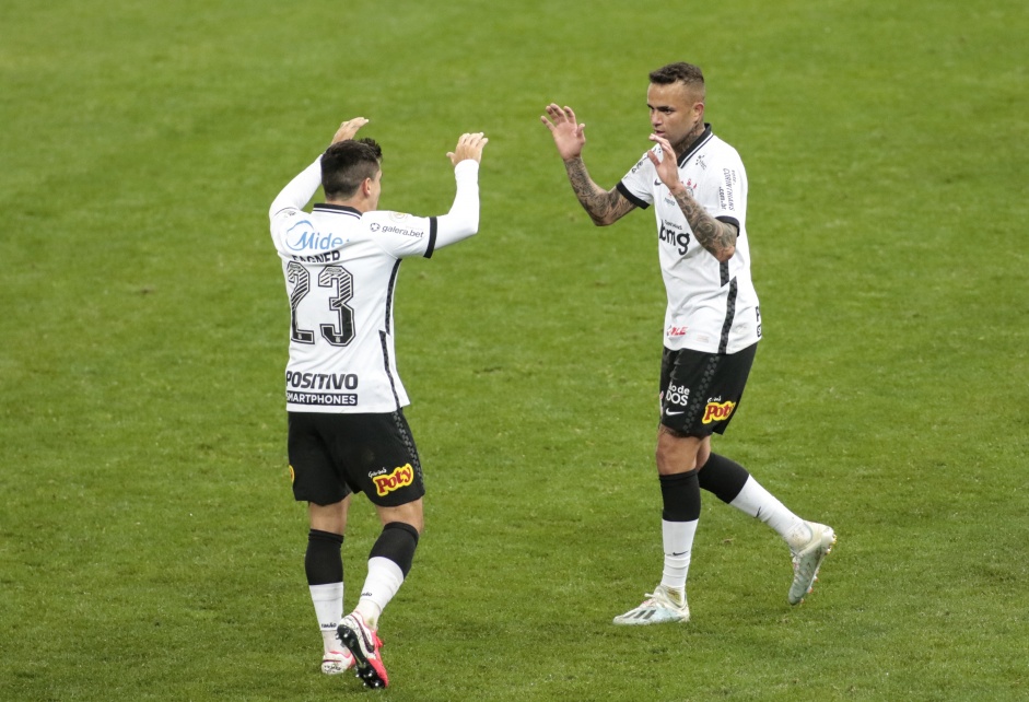 Fagner e Luan durante comemorao do gol do camisa 7