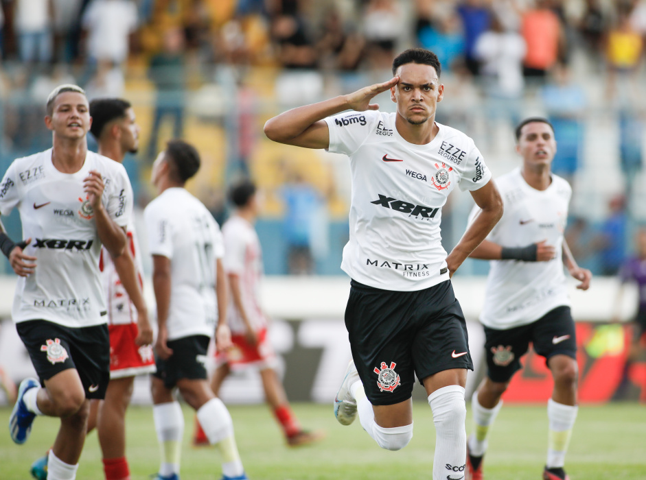 Joo Pedro Tchoca tem contrato com o Corinthians at maro de 2025