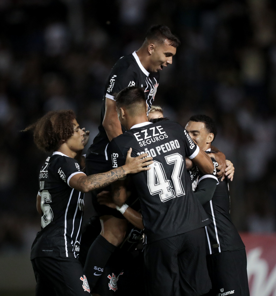 Elenco do Corinthians comemorando gol