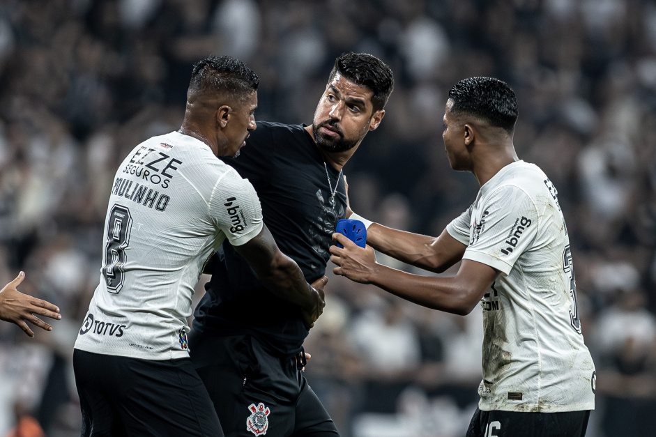 Antnio Oliveira sendo contido por jogadores do Corinthians