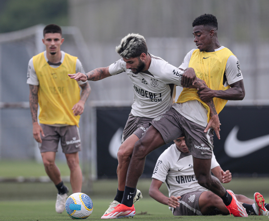 Yuri Alberto e Flix Torres em ao durante treino do Corinthians
