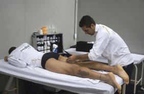SP - CORINTHIANS/SP X FORTALEZA/CE- ESPORTES - Acosta recebe massagem de Alexandro Dias, massagista do Corinthians, nos vestirios antes da partida vlida pelo Campeonato Brasileiro da Segunda Divisao 2008, realizada no estdio do Pacaembu, neste sbado a tarde
