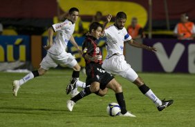 VITORIA/BA X CORINTHIANS/SP - Ramom e William em um lance da partida realizada esta noite no estdio do Barradao, na cidade de Salvador/Bahia, vlida pelo returno do Campeonato Brasileiro de 2009