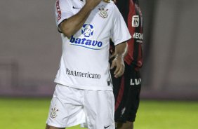 VITORIA/BA X CORINTHIANS/SP - Ronaldo e Fabio Ferreira em um lance da partida realizada esta noite no estdio do Barradao, na cidade de Salvador/Bahia, vlida pelo returno do Campeonato Brasileiro de 2009