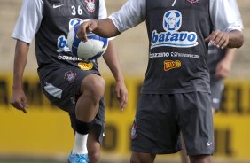 Marcelinho e Jorge Henrique durante o treino do Corinthians realizado esta tarde no Parque So Jorge; o prximo jogo do time ser sbado, dia 21/11, contra o Nautico/PE, no estdio do Pacaembu, pelo returno do Campeonato Brasileiro 2009