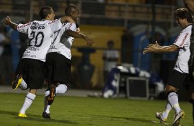 CORINTHIANS/BRASIL X RACING/URUGUAI - Defederico e Tcheco(d) comemoram gol de Elias(c) em um lance da partida realizada esta noite no estdio do Pacaembu, vlida pela 1 rodada da fase classificatoria da Copa Libertadores da Amrica 2010