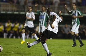 CORINTHIANS/BRASIL X RACING/URUGUAI - Elias chuta e faz seu gol o de empate do Corinthians em um lance da partida realizada esta noite no estdio do Pacaembu, vlida pela 1 rodada da fase classificatoria da Copa Libertadores da Amrica 2010