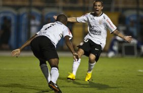 CORINTHIANS/BRASIL X RACING/URUGUAI - Elias comemora seu gol com Defederico em um lance da partida realizada esta noite no estdio do Pacaembu, vlida pela 1 rodada da fase classificatoria da Copa Libertadores da Amrica 2010