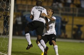 CORINTHIANS/BRASIL X RACING/URUGUAI - Elias e Defederico em um lance da partida realizada esta noite no estdio do Pacaembu, vlida pela 1 rodada da fase classificatoria da Copa Libertadores da Amrica 2010