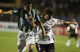 CORINTHIANS/BRASIL X RACING/URUGUAI - Hernandez e Tcheco em um lance da partida realizada esta noite no estdio do Pacaembu, vlida pela 1 rodada da fase classificatoria da Copa Libertadores da Amrica 2010