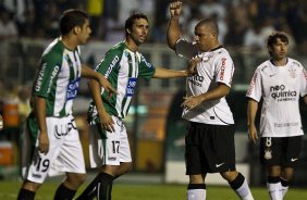 CORINTHIANS/BRASIL X RACING/URUGUAI - Ronaldo discute com Pallas em um lance da partida realizada esta noite no estdio do Pacaembu, vlida pela 1 rodada da fase classificatoria da Copa Libertadores da Amrica 2010