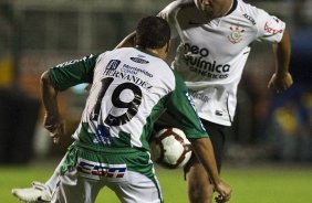 CORINTHIANS/BRASIL X RACING/URUGUAI - Ronaldo e Hernandez em um lance da partida realizada esta noite no estdio do Pacaembu, vlida pela 1 rodada da fase classificatoria da Copa Libertadores da Amrica 2010
