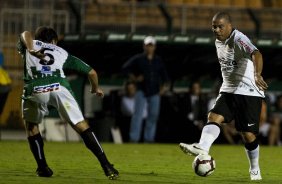 CORINTHIANS/BRASIL X RACING/URUGUAI - Ronaldo e Ostolaza em um lance da partida realizada esta noite no estdio do Pacaembu, vlida pela 1 rodada da fase classificatoria da Copa Libertadores da Amrica 2010