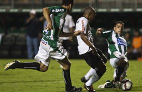 CORINTHIANS/BRASIL X RACING/URUGUAI - Elias chuta e faz o seu segundo gl o segundo do Corintians em um lance da partida realizada esta noite no estdio do Pacaembu, vlida pela 1 rodada da fase classificatoria da Copa Libertadores da Amrica 2010
