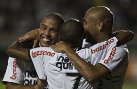 CORINTHIANS/BRASIL X RACING/URUGUAI - Elias comemora seu segundo gol com Ronaldo e Souza em um lance da partida realizada esta noite no estdio do Pacaembu, vlida pela 1 rodada da fase classificatoria da Copa Libertadores da Amrica 2010