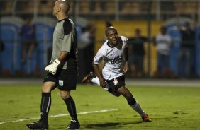 CORINTHIANS/BRASIL X RACING/URUGUAI - Elias comemora seu segundo gol gol, o segundo do Corinthians em um lance da partida realizada esta noite no estdio do Pacaembu, vlida pela 1 rodada da fase classificatoria da Copa Libertadores da Amrica 2010