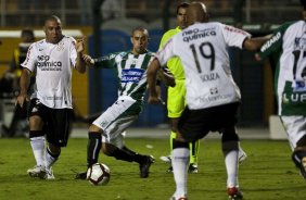 CORINTHIANS/BRASIL X RACING/URUGUAI - Ronaldo e Scotti em um lance da partida realizada esta noite no estdio do Pacaembu, vlida pela 1 rodada da fase classificatoria da Copa Libertadores da Amrica 2010