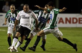 CORINTHIANS/BRASIL X RACING/URUGUAI - Ronaldo tenta passar por Hernandez em um lance da partida realizada esta noite no estdio do Pacaembu, vlida pela 1 rodada da fase classificatoria da Copa Libertadores da Amrica 2010