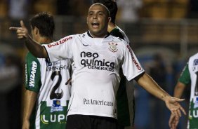 CORINTHIANS/BRASIL X RACING/URUGUAI -Ronaldo reclama do juiz em um lance da partida realizada esta noite no estdio do Pacaembu, vlida pela 1 rodada da fase classificatoria da Copa Libertadores da Amrica 2010