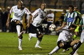CORINTHIANS/BRASIL X RACING/URUGUAI -Souza eRonaldo em um lance da partida realizada esta noite no estdio do Pacaembu, vlida pela 1 rodada da fase classificatoria da Copa Libertadores da Amrica 2010