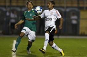 SP - CORINTHIANS X GARATINGUETA - ESPORTES - Os jogadores Bovio(d) coloca  esparadrapo na marca da alianca de Dentinho(e), durante partida válida pelo  Campeonato Paulista 2008, primeiro turno, realizada no estádio do