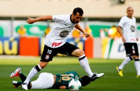 Douglas do Corinthians disputa a bola com o jogador Vitor Junior do Palmeiras durante partida vlida pelo campeonato Brasileiro 2012
