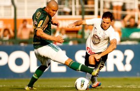 Martinez do Corinthians disputa a bola com o jogador Mauricio Ramos do Palmeiras durante partida vlida pelo campeonato Brasileiro 2012