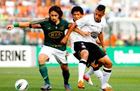 Ralf do Corinthians disputa a bola com o jogador Valdivia do Palmeiras durante partida vlida pelo campeonato Brasileiro 2012