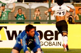 Romarinho do Corinthians comemora aps marca gol contra a equipe do Palmeiras durante partida vlida pelo campeonato Brasileiro 2012
