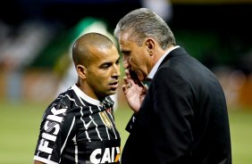 Emerson eo tcnico Tite do Corinthians disputa a bola com o jogador do Coritiba durante partida vlida pelo Campeonato Brasileiro, realizada no estdio Couto Pereira
