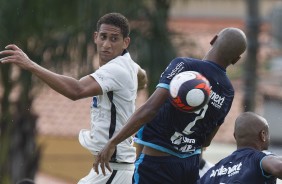 Pablo em dividida com jogador do So Bento na estreia do campeonato paulista
