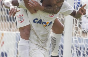 Giovanni Augusto e J comemoram gol contra o So Bento na estreia do campeonato paulista