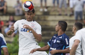 Pablo em dividida com jogador do So Bento na estreia do campeonato paulista