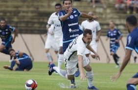 Rodriguinho disputa bola com jogador do So Bento na estreia do campeonato paulista