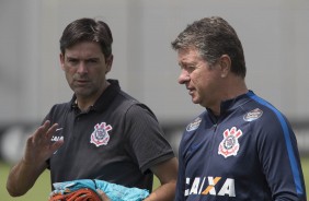 Leandro da Silva e Walmir Cruz conversam durante treino da manh