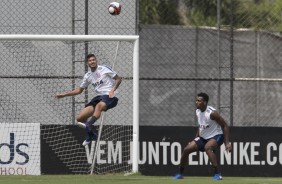 Pedro Henrique cabeceia a bola e Moiss acompanha a jogada durante o treino