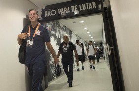 Membro da comisso tcnica no vestirio da Arena Corinthians