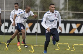 Lo Jab, Clayton e jadson no treino do Corinthians antes da partida contra o Botafogo-SP