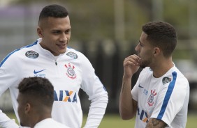 Lo Jab e Gabriel no treino do Corinthians antes da partida contra o Botafogo-SP