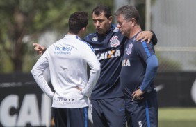 Rodriguinho recebe orientaes antes da partida contra o Botafogo-SP
