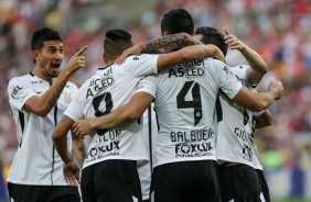 Jogadores comemoram gol na partida contra o Fluminense no Maracan pelo Brasileiro 2017
