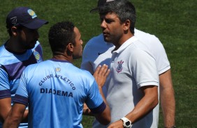 Tcnico do Sub-17, Marcos Soares, conversando com treinador do Diadema