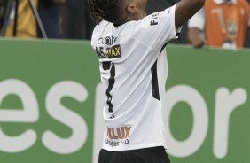 J marcou o primeiro gol do Corinthians contra o Coritiba na Arena