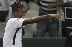 J muito feliz aps marcar o primeiro gol contra o Coritiba na Arena Corinthians