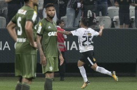 Jogadores do Coritiba abatidos aps tomar o terceiro gol do Corinthians