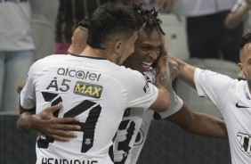 Pedro Henrique abraa J pelo gol marcado contra o Coritiba