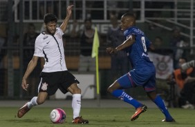 Juninho Capixaba ocupou a lateral esquerda e fez tima partida contra o So Caetano