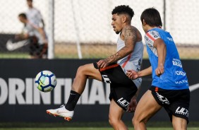 Volante Douglas e atacante Romero no ltimo treino da equipe em So Paulo