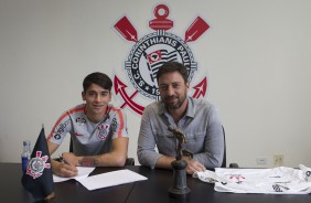 ngelo Araos, novo reforo do Corinthians, no momento da assinatura do contrato